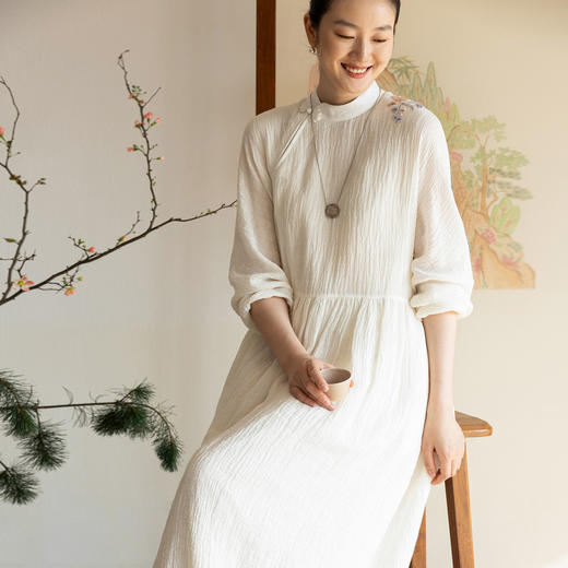 牧衣游原创 进口亚麻手工刺绣连衣裙新款轻薄古朴中式长裙 述白 商品图0