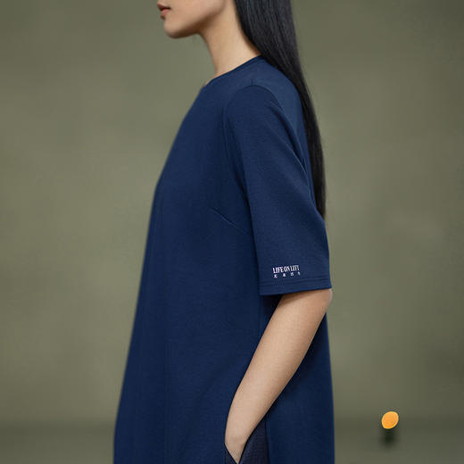 【林栖设计小店】植物染色|手工植物蓝简约百搭多色2026春新款开衩T恤1961018 商品图5