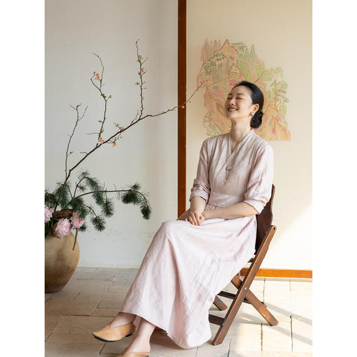 牧衣游原创 32姆米重磅丝麻打条连衣裙新款宽松粉色气质长裙 空谷 商品图2