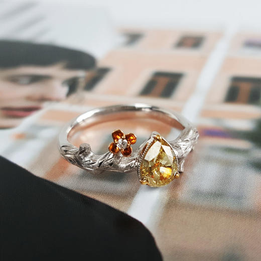 【天然正品】AU750双色金设计师款灵动藤蔓树枝造型0.67克拉梨型彩黄色钻石戒指13号（戒圈可改）290126NJS38 商品图2