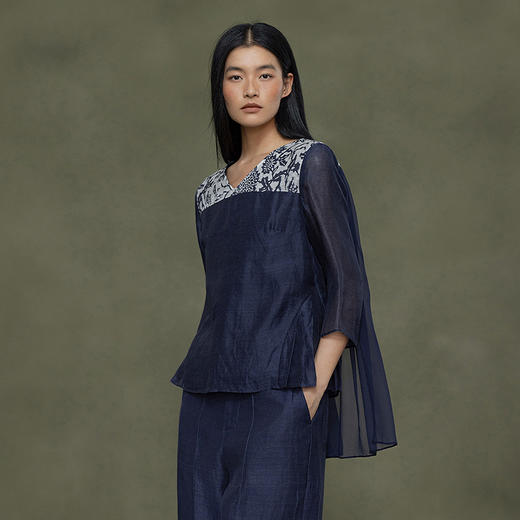 【林栖设计小店】缠枝牡丹|藏青色丝麻拼桑蚕丝飞片2026春新款优雅衬衣1961142 商品图4
