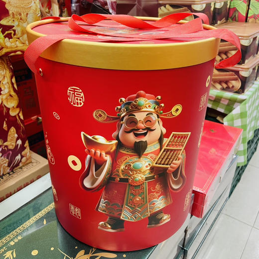 【“来财”“摇钱”发财桶大礼包】登场啦~ 🍬里面零食种类超丰富，各种口味都有，看着就很有满足感呢！🎁提着它们走亲访友，喜气洋洋又实用，感觉好运都要来了~ ✨ 商品图4