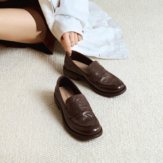 千百度手抓皮低跟乐福鞋女英伦风小皮鞋通勤深口单鞋A25456159 商品图1