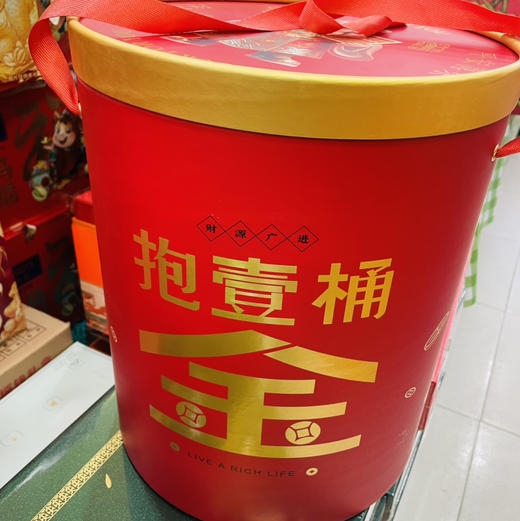 【“来财”“摇钱”发财桶大礼包】登场啦~ 🍬里面零食种类超丰富，各种口味都有，看着就很有满足感呢！🎁提着它们走亲访友，喜气洋洋又实用，感觉好运都要来了~ ✨ 商品图3