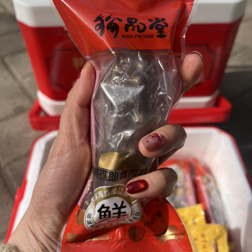 【滋补高定礼盒】干海参/即食海参任君选择，经过高汤鲜炖，真材实料，营养搭配。海参饱满丰腴，黑亮的表皮在鲍汁的润泽下闪耀着诱人的光泽，那细腻的肉质仿佛在诉说着大海的馈赠 商品图2