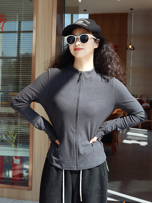 【保暖有型两不误  推荐人手一件】72小时内发货 抓绒运动外套/修身开衫  科耐丽自发热面料  锁住温度吸湿透气不臃肿  耐磨抗起球  简约耐看  运动穿、当打底都不错~ 商品图1