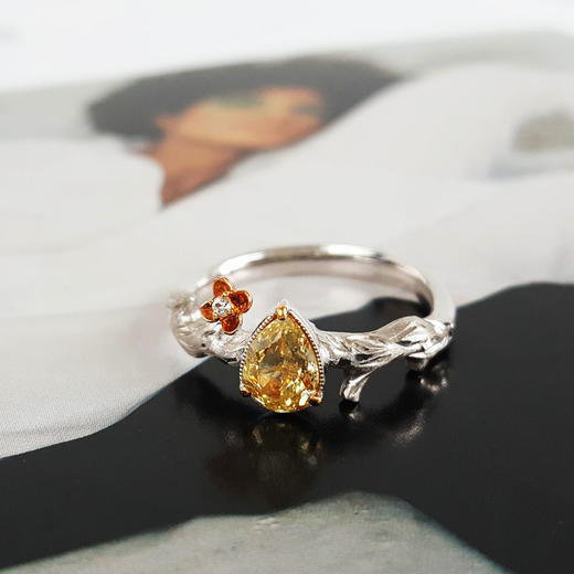 【天然正品】AU750双色金设计师款灵动藤蔓树枝造型0.67克拉梨型彩黄色钻石戒指13号（戒圈可改）290126NJS38 商品图3