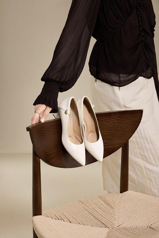 【上新】千百度2026春季新款羊皮粗高跟鞋女通勤尖头正装气质法式浅口单鞋A26171674 商品图1