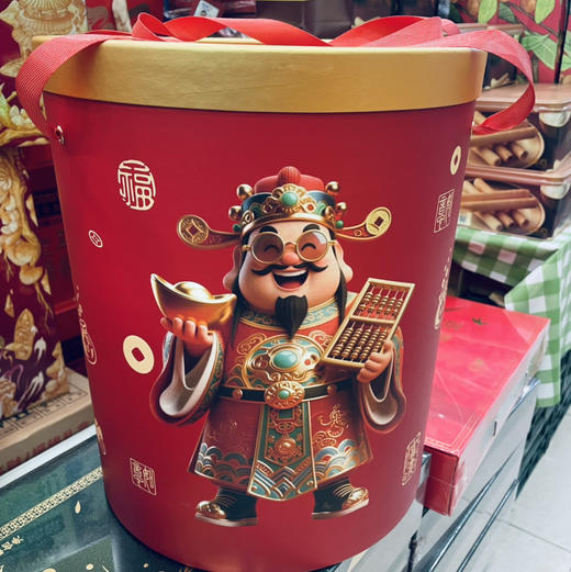 【“来财”“摇钱”发财桶大礼包】登场啦~ 🍬里面零食种类超丰富，各种口味都有，看着就很有满足感呢！🎁提着它们走亲访友，喜气洋洋又实用，感觉好运都要来了~ ✨ 商品图2