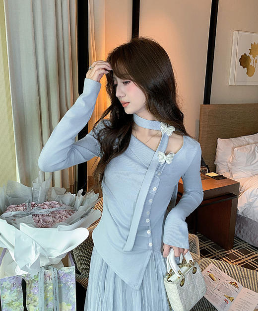 张心子【星夜微醺】纯欲设计感斜颈长袖上衣女春季褶皱显瘦打底衫 U2602050 商品图4