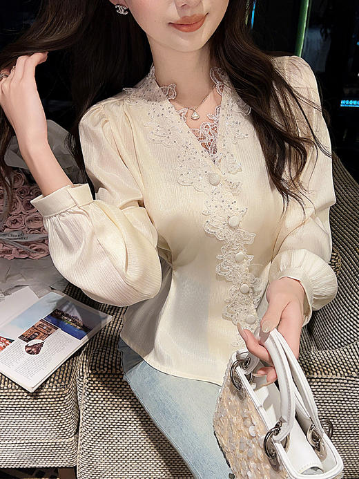 张心子【香榭琉光】法式小资V领收腰缎面衬衫女春季新款独特上衣 U2602079 商品图9
