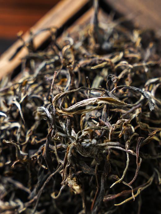 【开门红散茶】【现货直发】2025年冰岛糯伍单株开年启福，茶纳祥瑞一杯开门红，启运纳祥瑞； 一口糯伍韵，藏尽山野珍。60克/罐 第二罐半价 商品图2