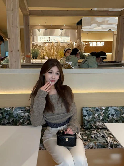 Chanel 22s 镂空 手柄 黑金 荔枝纹牛皮 长盒子 化妆包 商品图2