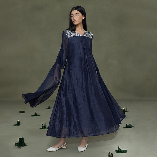 【林栖设计小店】缠枝牡丹|藏青色丝麻拼桑蚕丝飞片2026春新款印花连衣裙1961023 商品图0