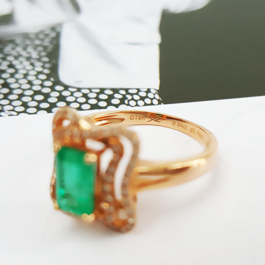 【天然正品】AU750玫瑰金镶钻镶天然祖母绿型艳绿0.84克拉祖母绿戒指12号（戒圈可改）290126NJS39 商品图5