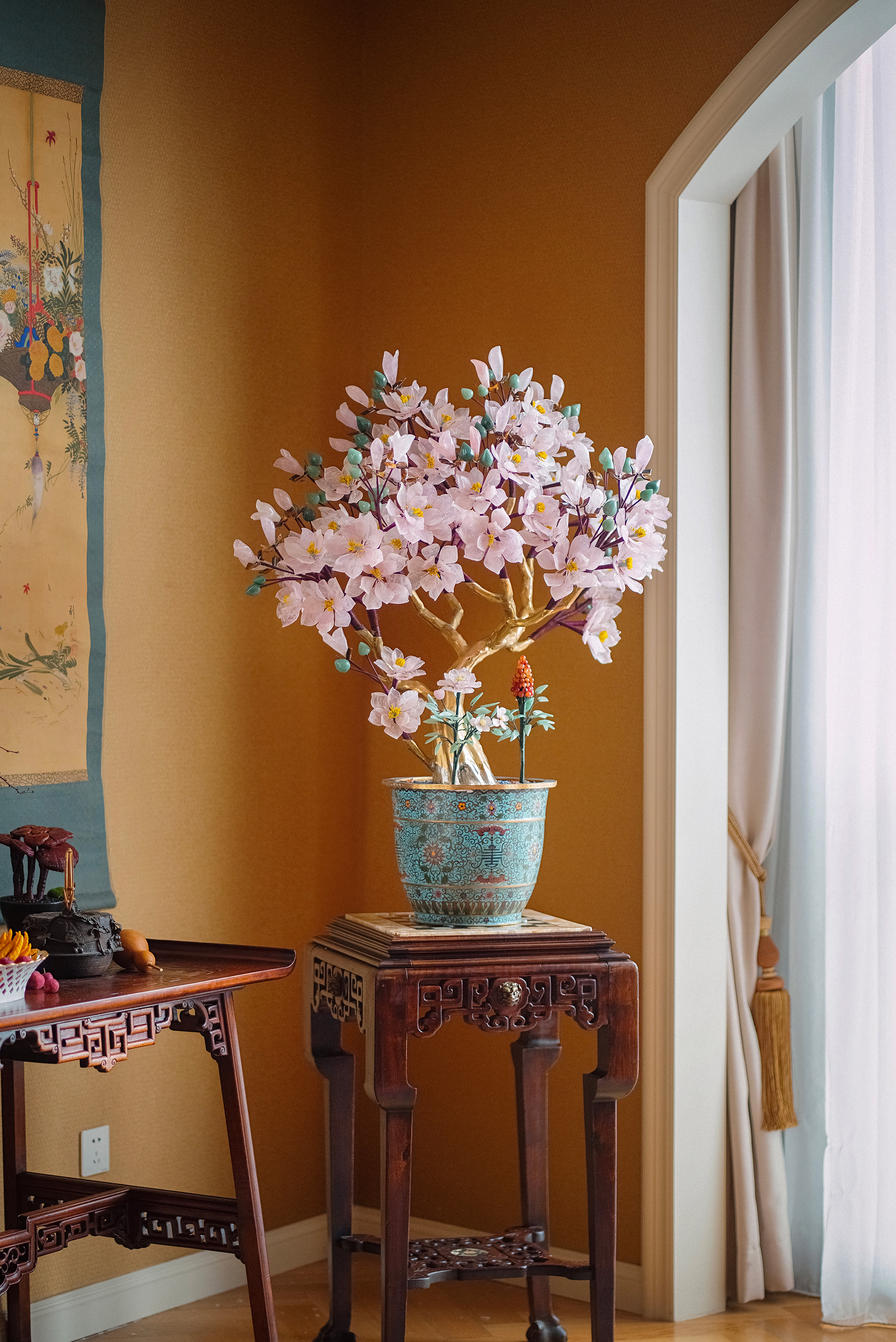 【已售】独角鹿西洋古董中国出品传统宝相花纹景泰蓝盆装饰「玉兰报春」主题珍宝像生盆景