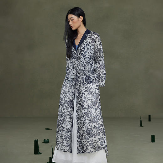 【林栖设计小店】缠枝牡丹|丝麻藏青色复古传统印花2026春新款宽松衬衣1961019 商品图3