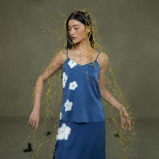 【林栖设计小店】植物染色|手工植物蓝弹力缎优雅百搭2026春新款吊带背心1961122 商品图0