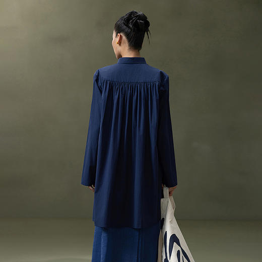 【林栖设计小店】手工盘扣|藏青色丝棉抽褶修身2026春新款中式立领衬衣1961022 商品图3