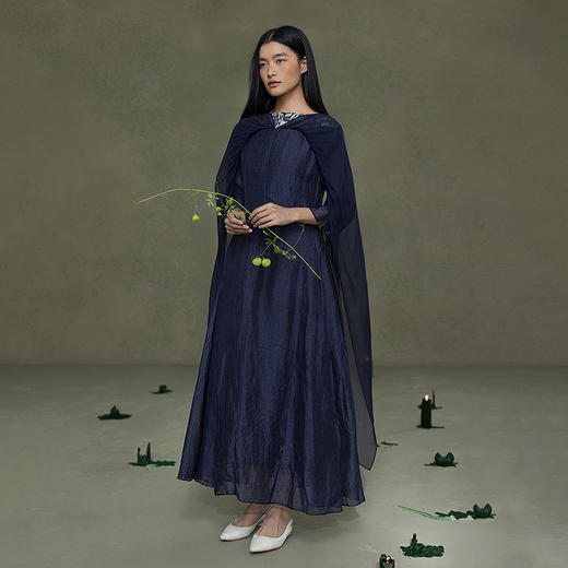 【林栖设计小店】缠枝牡丹|藏青色丝麻拼桑蚕丝飞片2026春新款印花连衣裙1961023 商品图4
