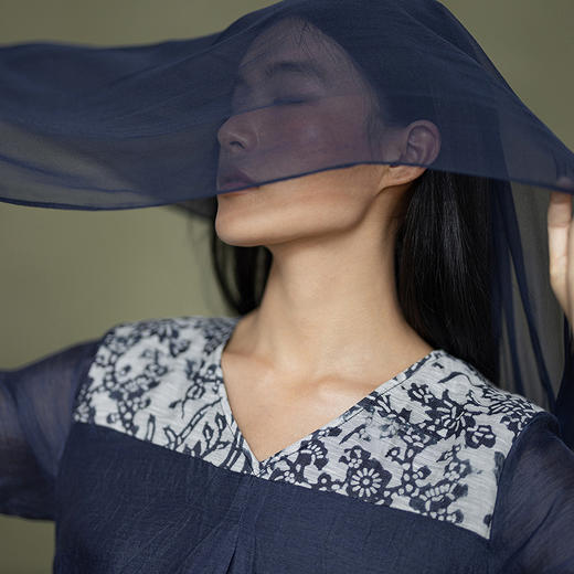 【林栖设计小店】缠枝牡丹|藏青色丝麻拼桑蚕丝飞片2026春新款印花连衣裙1961023 商品图2