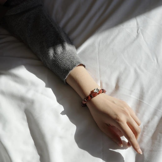 「满堂红」南红玛瑙手串 | 适合腕围15-15.5cm 内蕴晶洞或身披自然纹路 to me 天然石饰品 商品图5