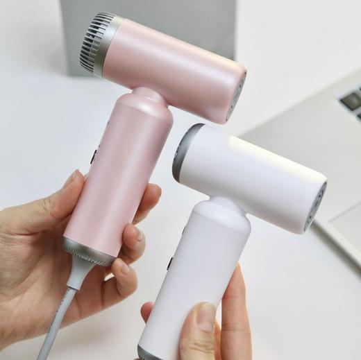 差旅送礼必备🔥【塞尔兰斯高速mini吹风机】比手机还小的吹风机❗把高速干发引领到了新高度✅比手机小，重量仅313g，外出携带方便 商品图1