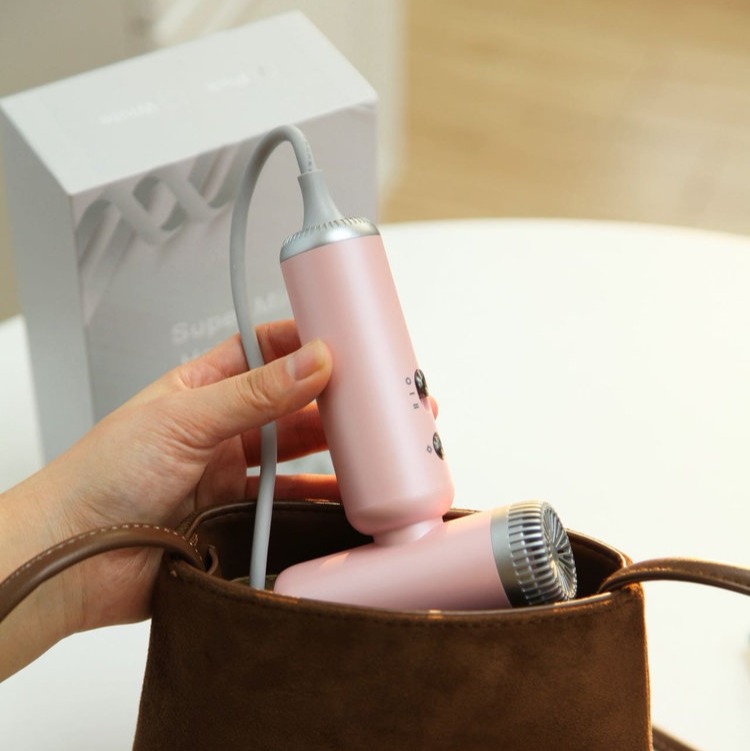 差旅送礼必备🔥【塞尔兰斯高速mini吹风机】比手机还小的吹风机❗把高速干发引领到了新高度✅比手机小，重量仅313g，外出携带方便