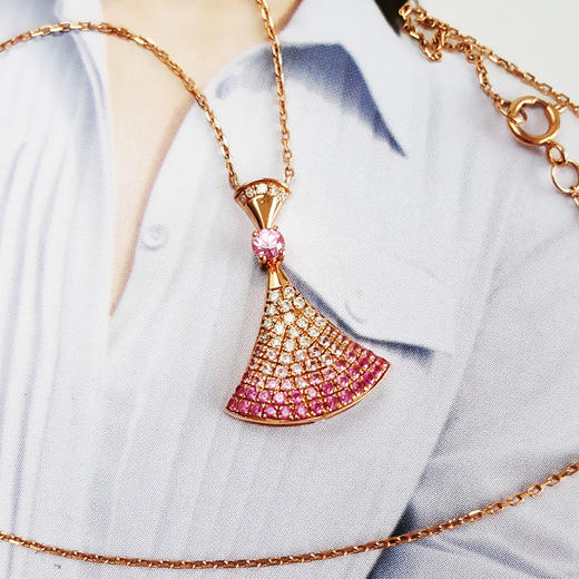 【天然正品】AU750玫瑰金经典简约定制款扇子造型钻石配粉色蓝宝石吊坠项链 链长：45CM（长度可调节）290126TJ33 商品图4