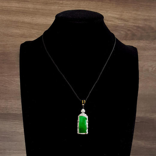 【天然正品】A货翡翠AU750收藏级白金镶钻镶天然细腻糯冰种满绿平安无事牌翡翠吊坠项链39.6*16.9*6.7MM（皆取最大值）140126NJS28 商品图9