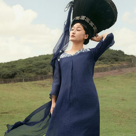 【林栖设计小店】缠枝牡丹|藏青色丝麻拼桑蚕丝飞片2026春新款印花连衣裙1961023 商品图1