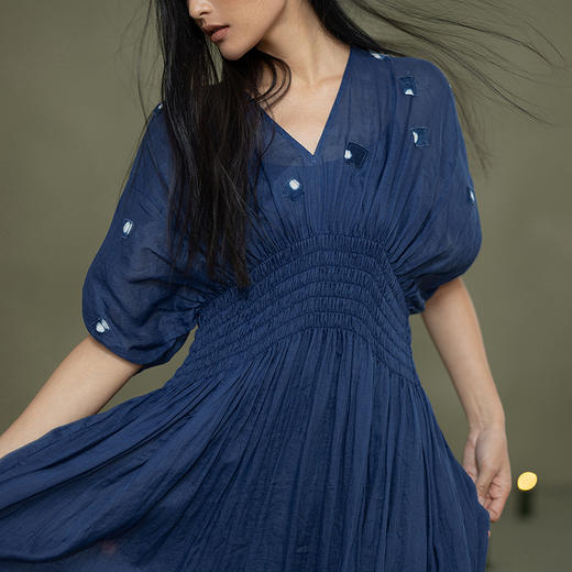 【林栖设计小店】植物染色|手工植物蓝苎麻宽松显瘦2026春新款扇形连衣裙1961021 商品图2
