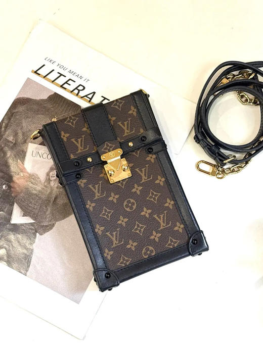 LV Trunk Vertical 老花拼黑 手机包 商品图0
