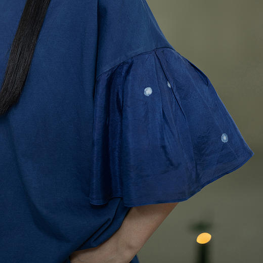 【林栖设计小店】植物染色|手工植物蓝拼桑蚕丝压褶2026春新款宽松T恤1961256 商品图2