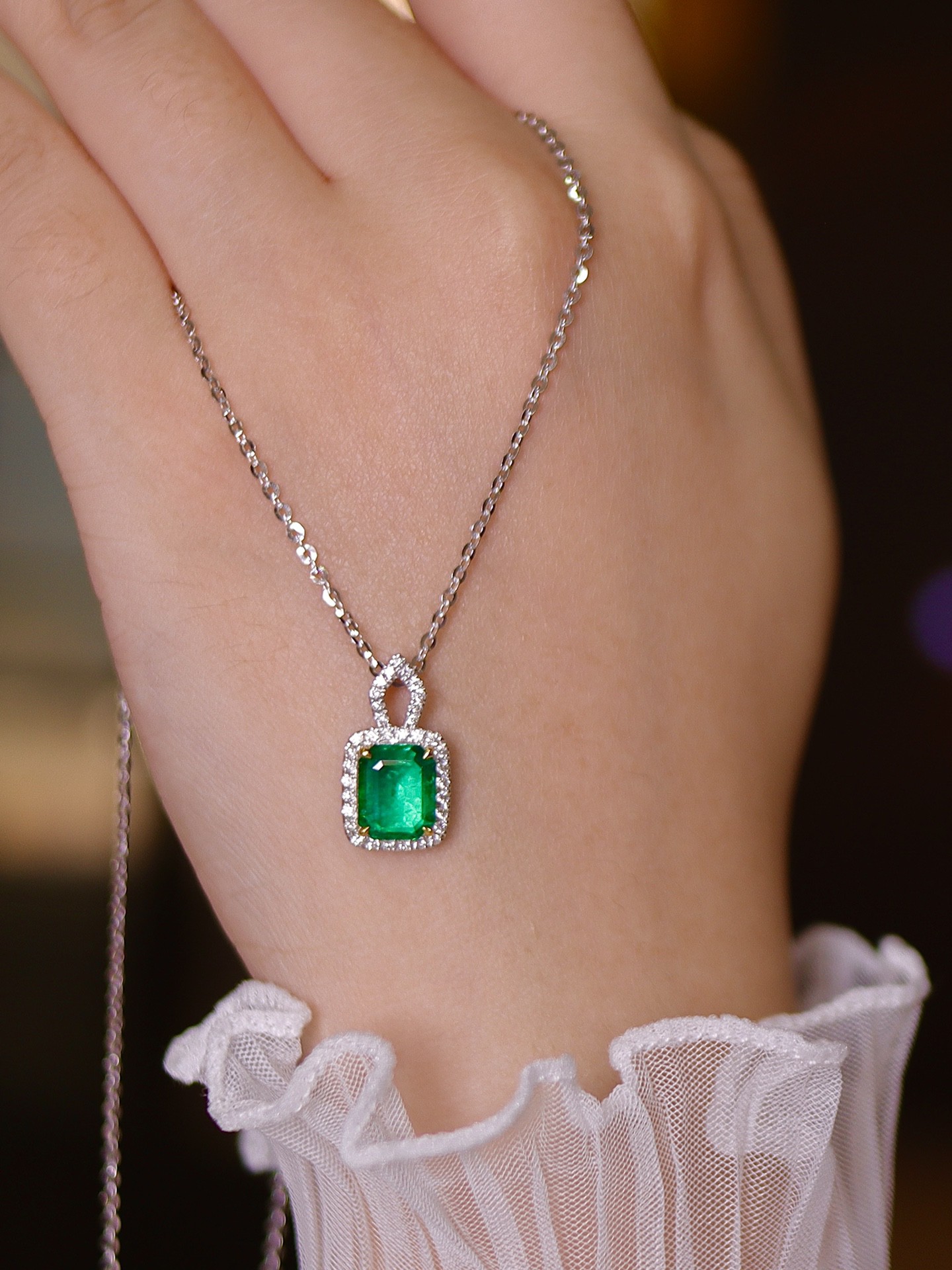 1.685克拉刻面祖母绿吊坠