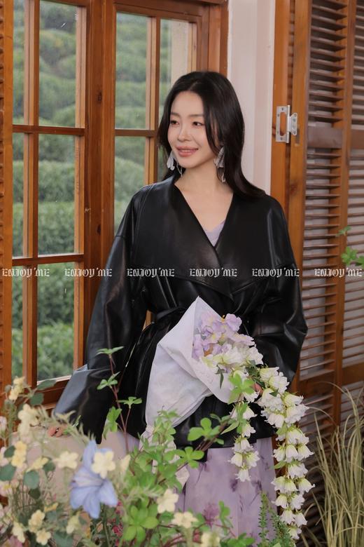 【门店同款】ENJOY春季“柔光芳序”大翻领收腰皮衣 169649631 商品图6