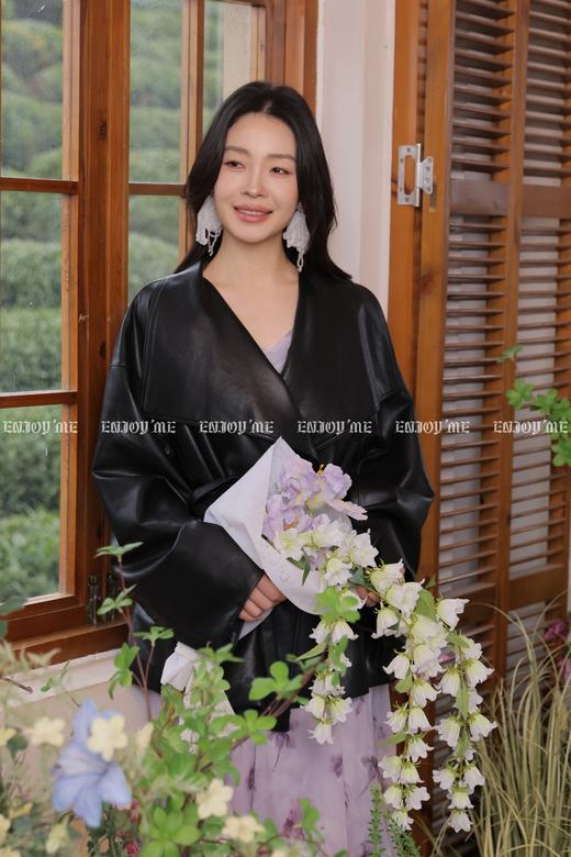 【门店同款】ENJOY春季“柔光芳序”大翻领收腰皮衣 169649631 商品图7