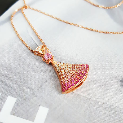 【天然正品】AU750玫瑰金经典简约定制款扇子造型钻石配粉色蓝宝石吊坠项链 链长：45CM（长度可调节）290126TJ33 商品图2