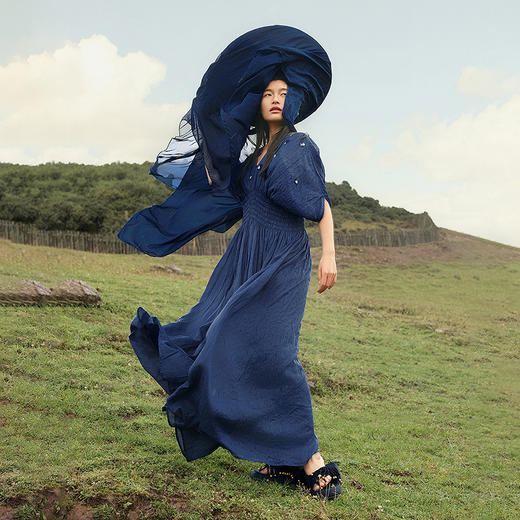 【林栖设计小店】植物染色|手工植物蓝苎麻宽松显瘦2026春新款扇形连衣裙1961021 商品图1