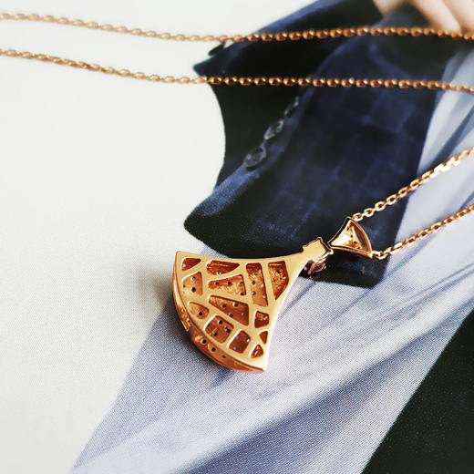 【天然正品】AU750玫瑰金经典简约定制款扇子造型钻石配粉色蓝宝石吊坠项链 链长：45CM（长度可调节）290126TJ33 商品图5