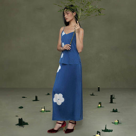 【林栖设计小店】植物染色|手工植物蓝弹力缎优雅百搭2026春新款吊带背心1961122 商品图3