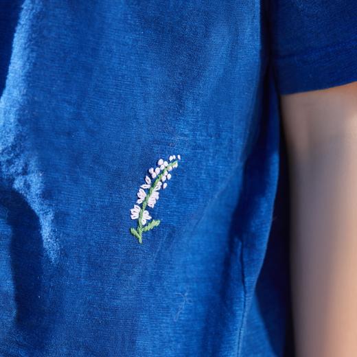 【林栖设计小店】植物染色|手工绣花优雅多色百搭宽松2026春新款纯棉T恤1961001 商品图3