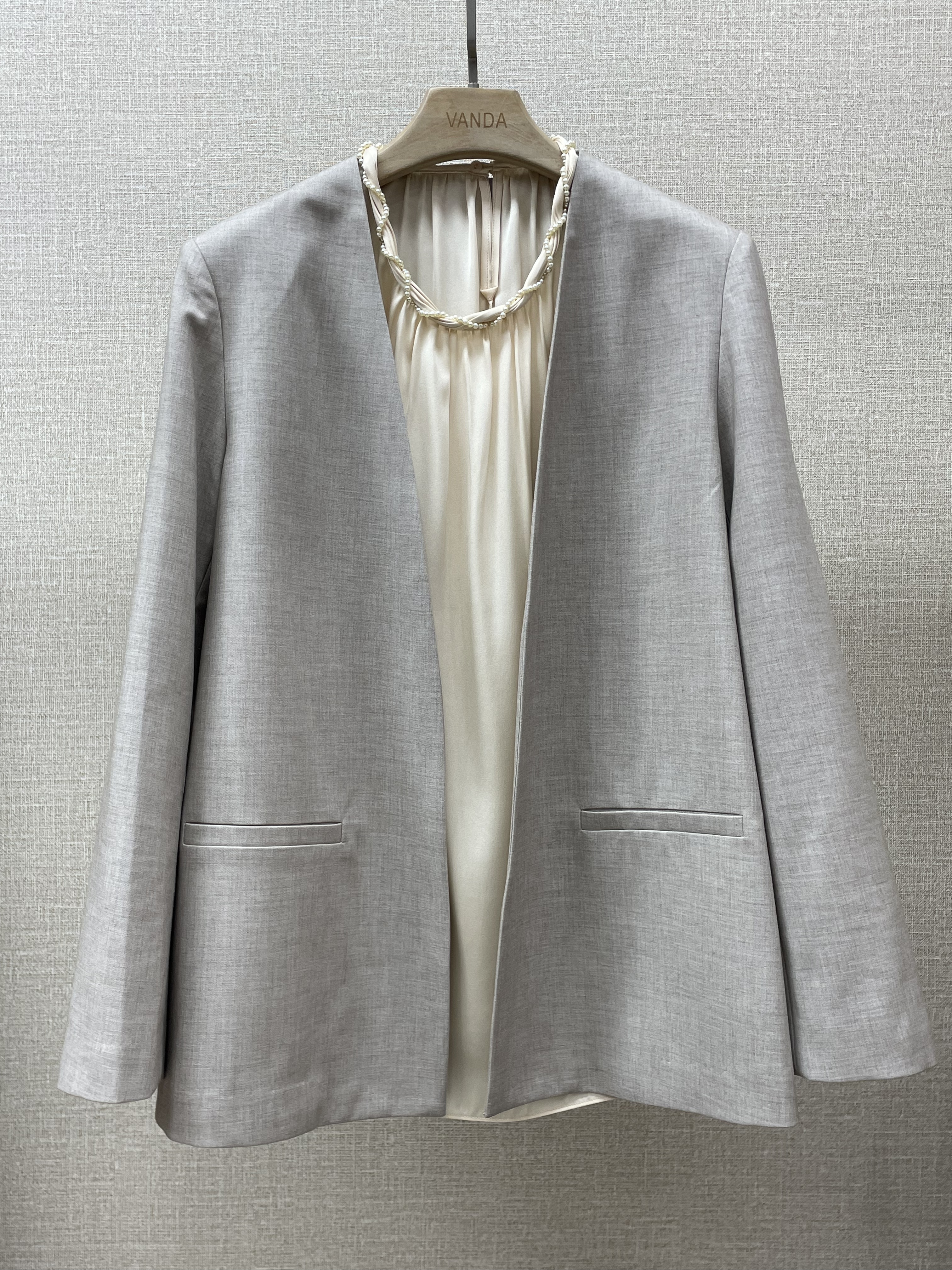 米杏色极简西服