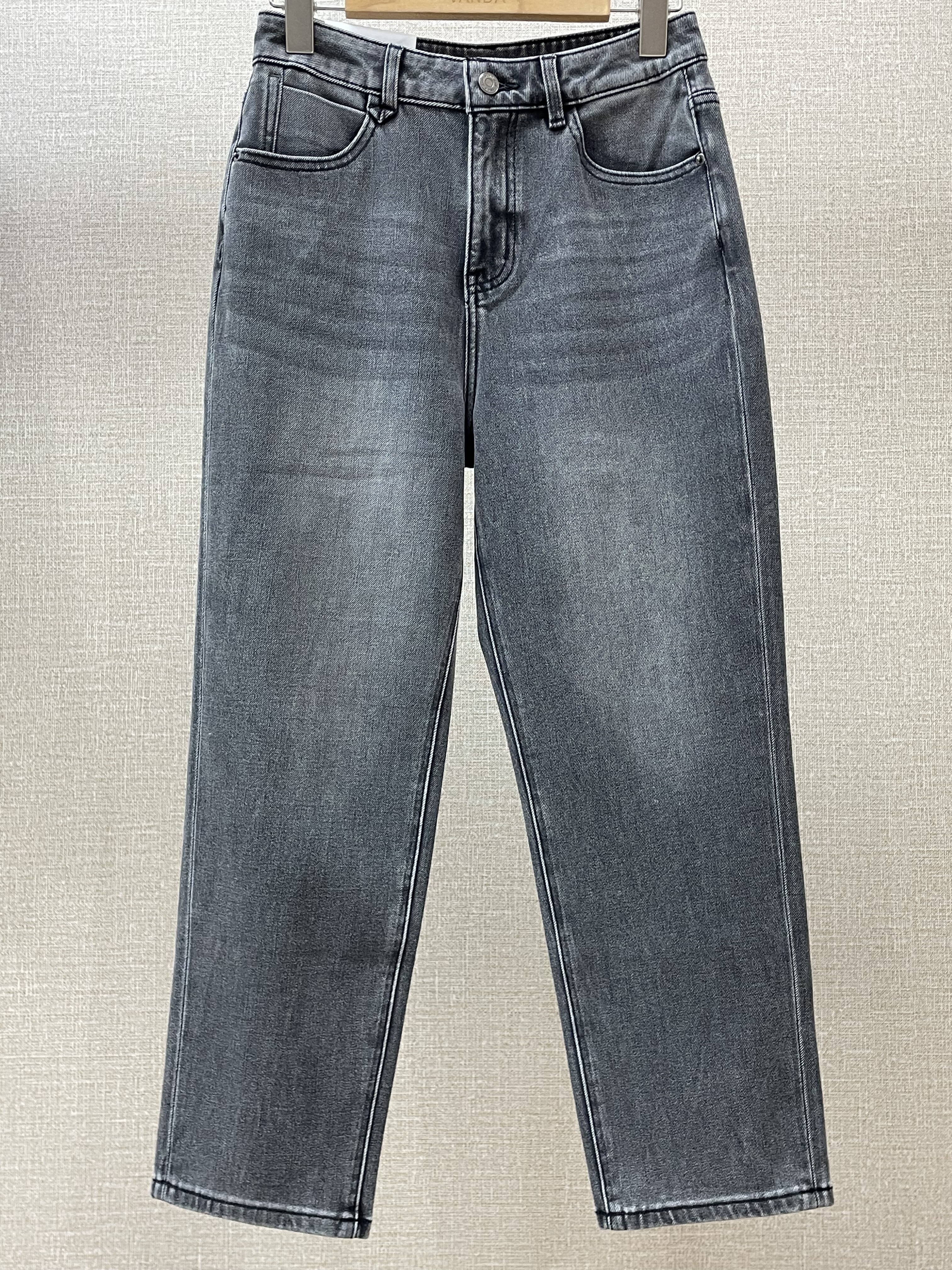 灰色小脚牛仔裤