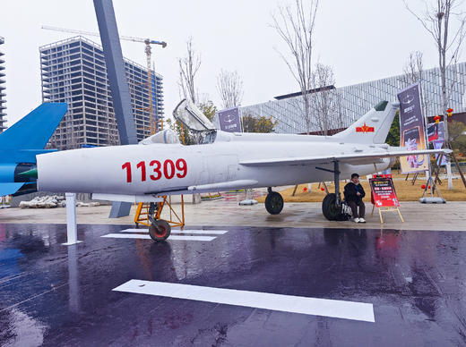 16000㎡科幻盛宴【2026成都东安湖科幻展】硬核装备+IP 共创，机器人机器狗表演互动，歼系列战机模型、机甲坦克、科幻艺术装置 ，VR体验，不定时NPC闪现拍照、科学实验秀 商品图1