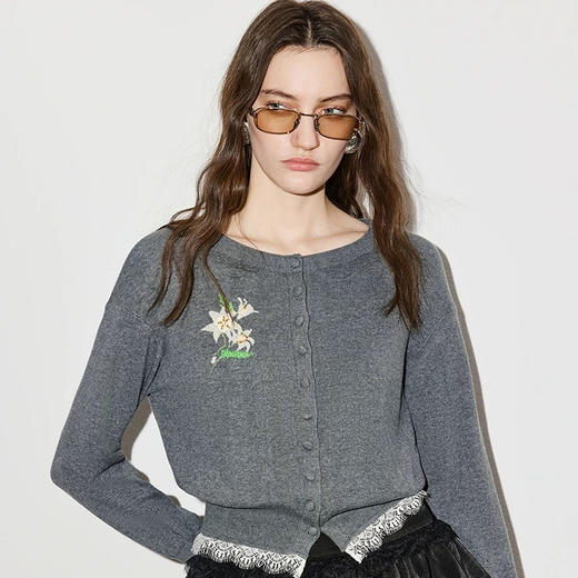 玛克门店发货: MAXRIENY浅灰色蕾丝拼接针织衫2026春季新款复古刺绣开衫毛衣上衣MF80SW006 商品图2