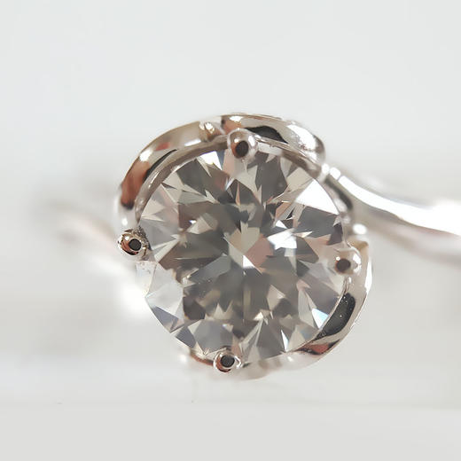 【天然正品】AU750白金简约时尚围镶四爪款1.05克拉钻石戒指15号（戒圈可改）090226NJS20 商品图2