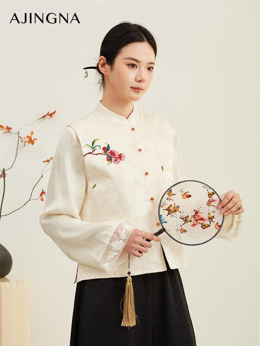 【新中式苏绣】阿菁娜冬季新款新中式苏绣金鱼纹刺绣马甲立领剪裁配玛瑙扣收藏级领奢华马甲F30D203029 商品图0