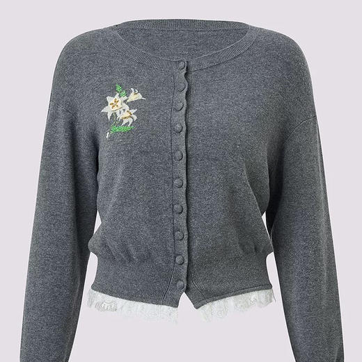 玛克门店发货: MAXRIENY浅灰色蕾丝拼接针织衫2026春季新款复古刺绣开衫毛衣上衣MF80SW006 商品图4