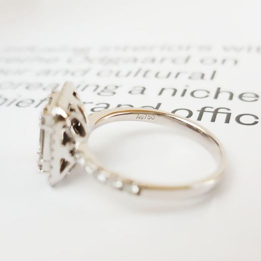 英皇珠宝AU750白金时尚设计款0.94克拉排镶钻石戒指12.5号（戒圈可改）120226NJM51 商品图6